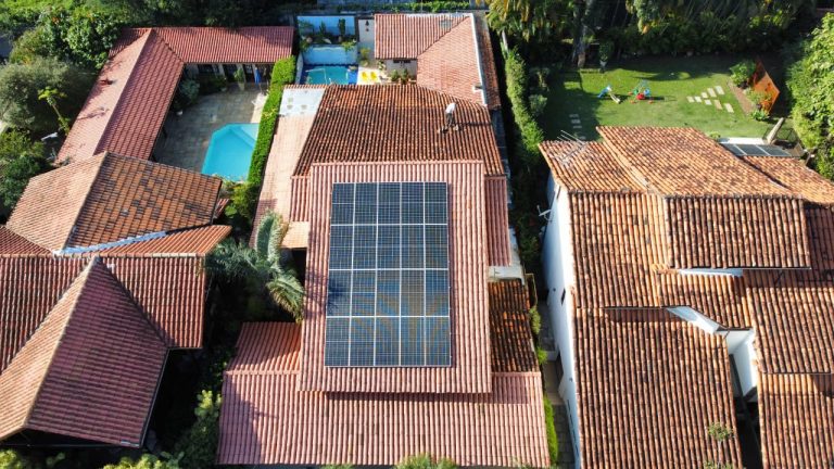 ) Sistema de Microgeracao Fotovoltaica. Capacidade de Geracao Ines Bastos